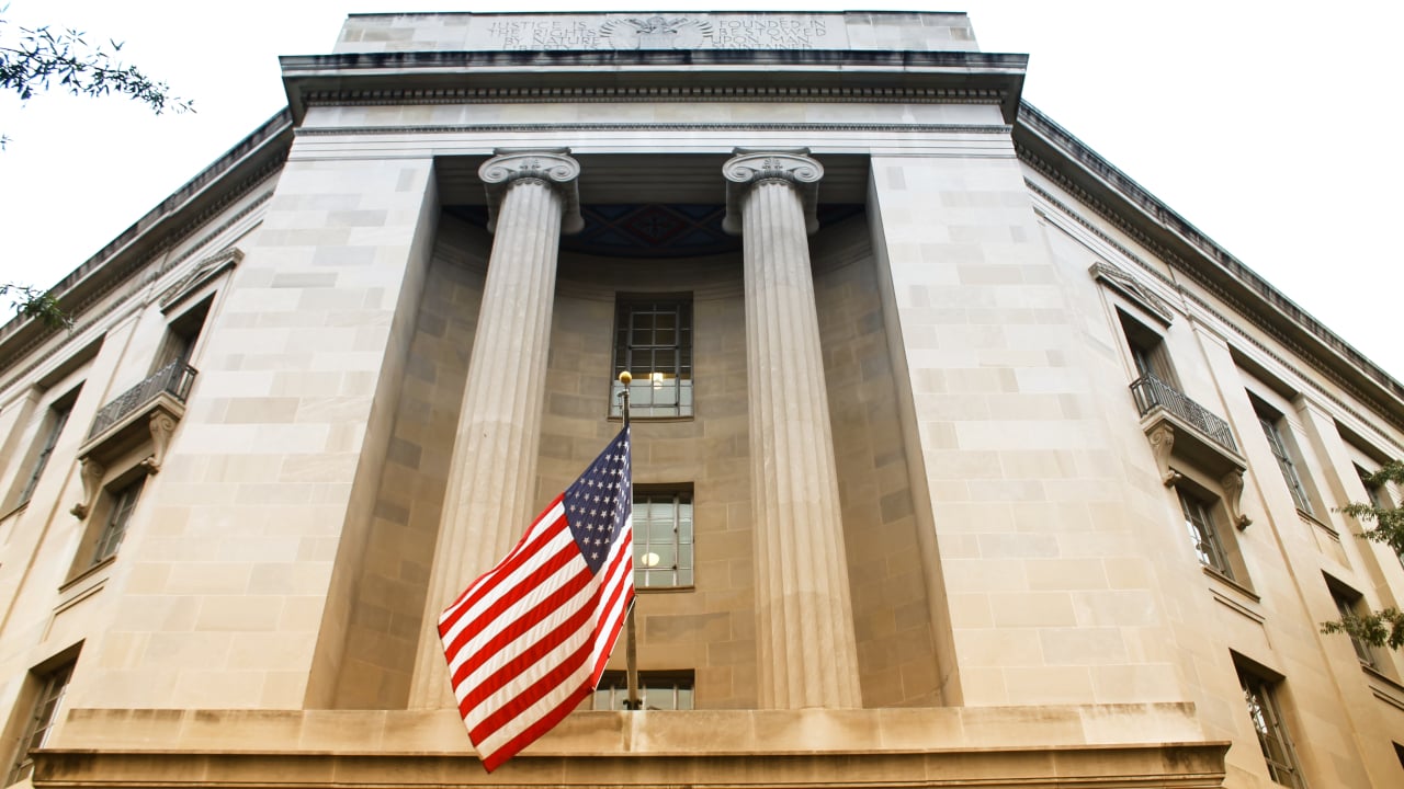 اعتراض سناتورهای دموکرات به نقض قانون تضاد منافع توسط دادستان کل معاون