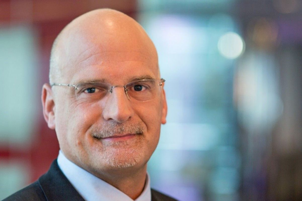 استراتژیست بلومبرگ: علی‌رغم ریزش اخیر، قیمت بیت کوین به ۱۰۰,۰۰۰ دلار خواهد رسید