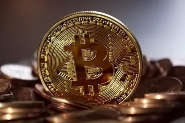 بازگشت خوش‌بینی به بازار با عبور ارزش بازار بیت کوین از ۹۰۰ میلیارد دلار