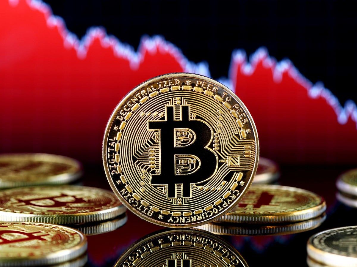 سقوط ۵ درصدی قیمت بیت کوین در ۵ دقیقه؛ ۶۰۰ میلیون دلار موقعیت لانگ لیکویید شد