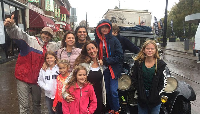  در سفرهای خود به دور دنیا به دخترانم نشان دادم که 90 درصد از ساکنین برخی کشورها به ماهیگیری و برنج‌کاری مشغول بوده و حساب بانکی ندارند.