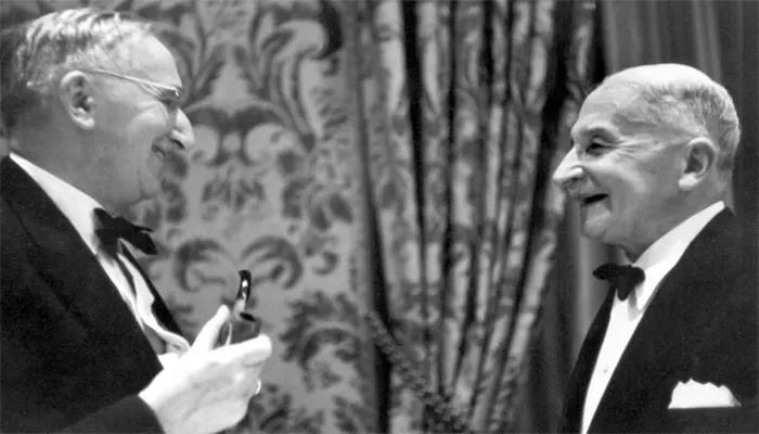 اقتصاددانی که 35 سال قبل ظهور بیت کوین را پیشبینی کرده بود! نبرد طرفداران اقتصاد اتریشی و کینزی