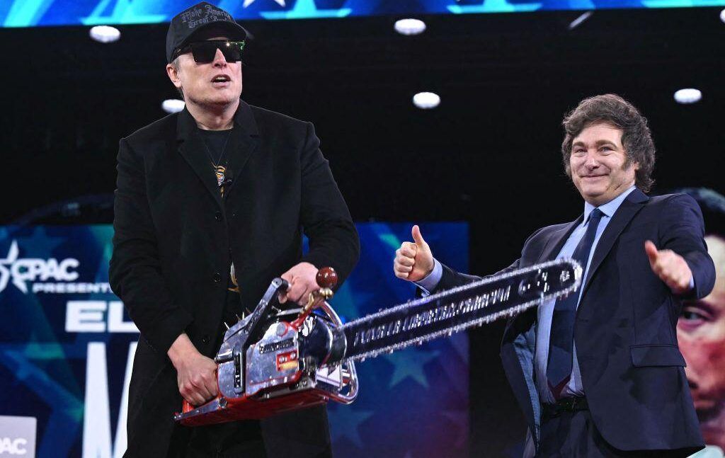 رئیس جمهور آرژانتین به ایلان ماسک یک اره برقی هدیه داد!