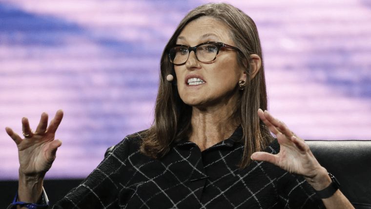 کتی وود: قیمت بیت کوین تا سال ۲۰۳۰ به ۷۵۰,۰۰۰ دلار یا ۱.۵ میلیون دلار می‌رسد!