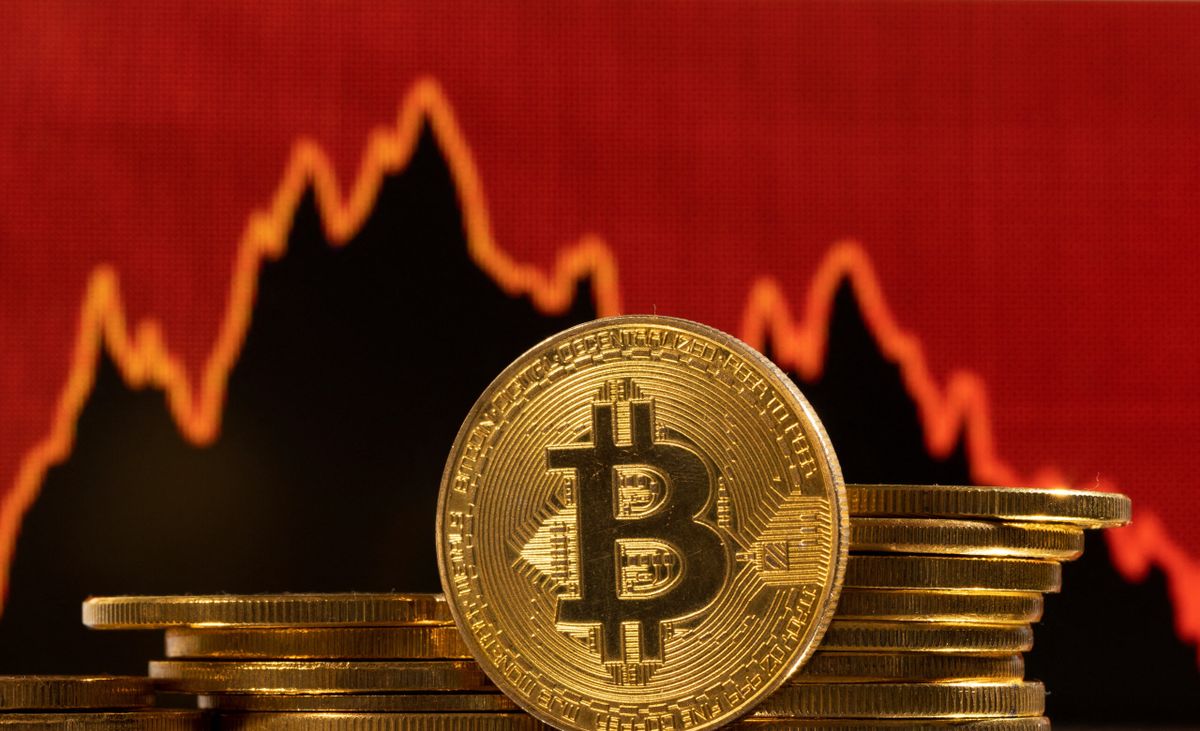 خروج بیسابقه سرمایهگذاران کوتاه مدت بیت کوین در یک ماه اخیر؛ علت فروشها چیست؟