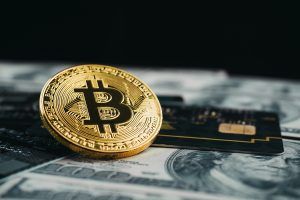 بررسی فرصت‌ها و مخاطرات بازار ارزهای دیجیتال در گزارش همایش چشم‌انداز اقتصاد ایران در سال ۹۷