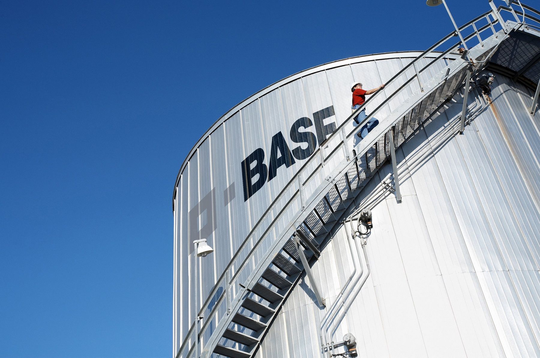 شرکت BASF، غول آلمانی صنایع شیمیایی، بلاکچین را در راهکارهای زنجیرهی تأمین میآزماید. شرکت BASF، غول آلمانی صنایع شیمیایی، بلاکچین را در راهکارهای زنجیرهی تأمین میآزماید.