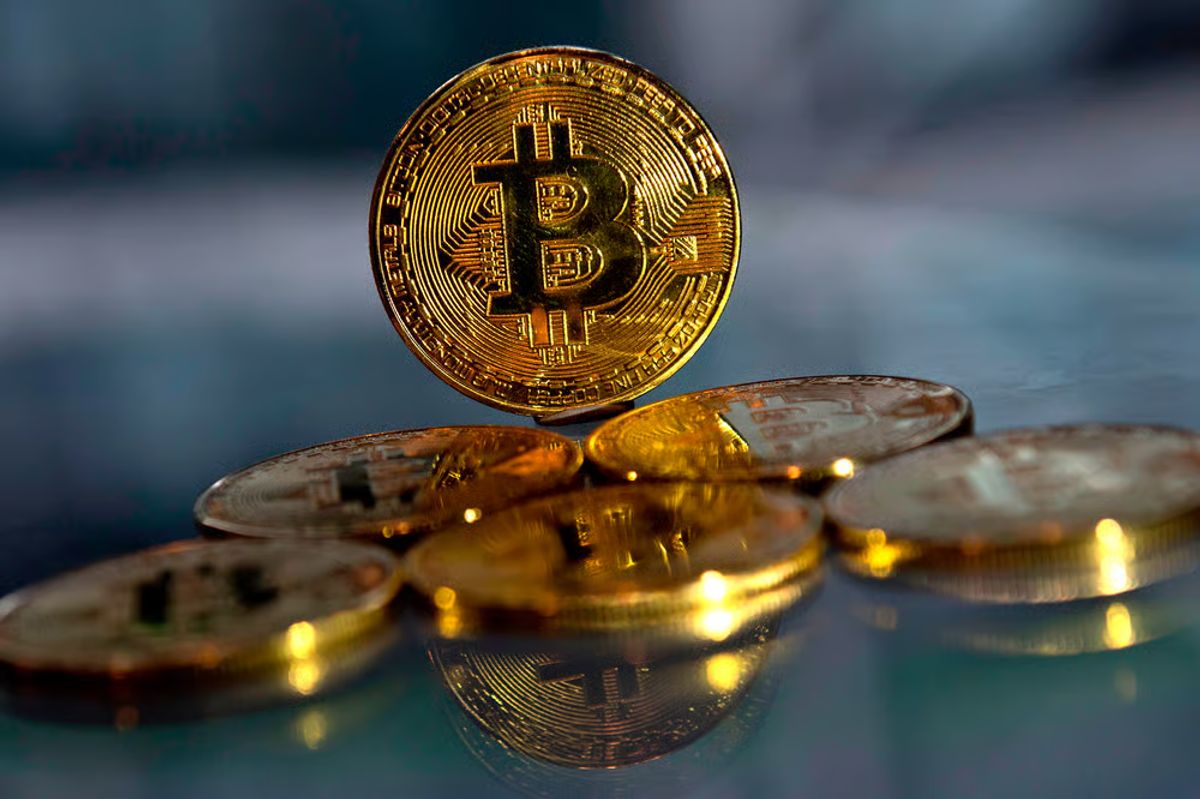 انباشت آرام بیت‌ کوین زیر ۱۰۵ هزار دلار؛ استیبل‌ کوین‌ها آماده ورود به بازار