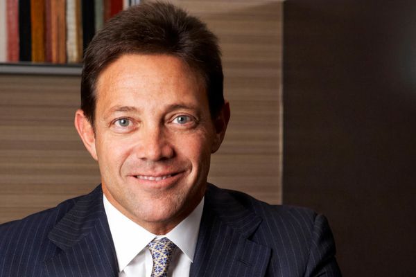 جردن بلفورت، «گرگ وال‌استریت»، موضع خود را در مورد بیت کوین تغییر می‌دهد، و پیش‌بینی می‌کند ارزش هر بیت کوین به ۱۰۰٫۰۰۰ دلار برسد