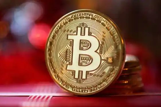 با کاهش قیمت بیت کوین، سرمایهگذاران کوتاهمدت تحت فشار بازار تسلیم میشوند