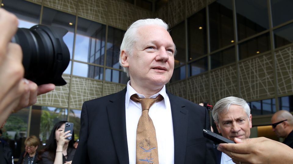 یک بیت کوینر ناشناس هزینه نیم میلیون دلاری هواپیمای جولیان آسانژ را پرداخت کرد