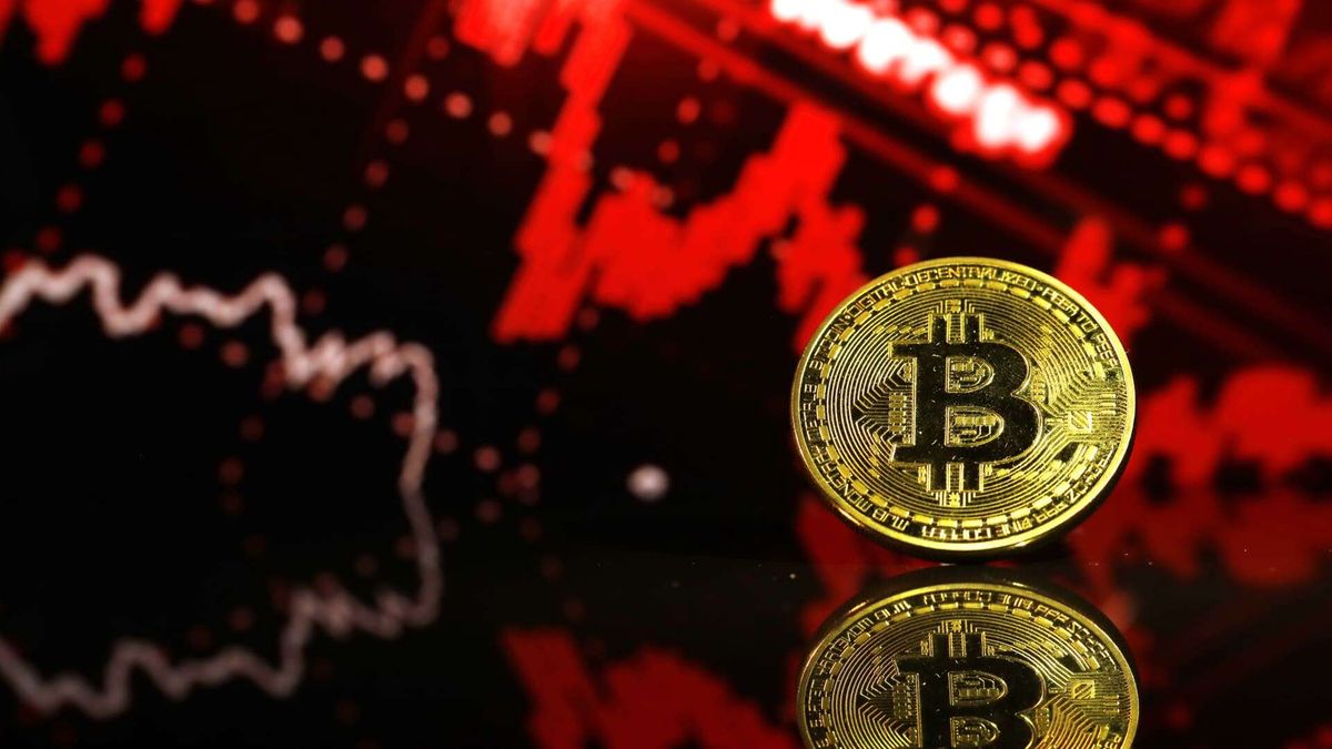 افت شدید قیمت بیت کوین به زیر ۹۸٬۰۰۰ دلار و خروج ۱ میلیارد دلار از بازار