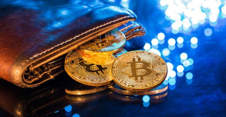 بیت کوین‌های خفته به‌مدت بیش از ۷ سال درست پیش از کاهش ۵ درصدی قیمت بیت کوین جابه‌جا شدند