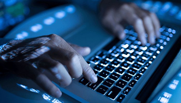 دارک وب (Dark Web) یا وب تاریک، وب‌سایت‌هایی هستند که برای عموم قابل مشاهده‌اند، اما آدرس آی‌پی آن‌ها مخفی است.