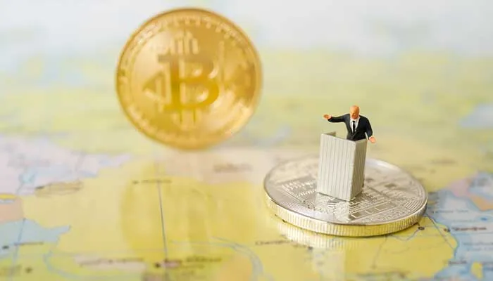 جنگ‌های اقتصادی و تجاری، اقتصاد جهانی‌ وابسته به دلاری را تضعیف می‌کند و بیت کوین را به عنوان جایگزین سیستم موجود مطرح می‌کند.