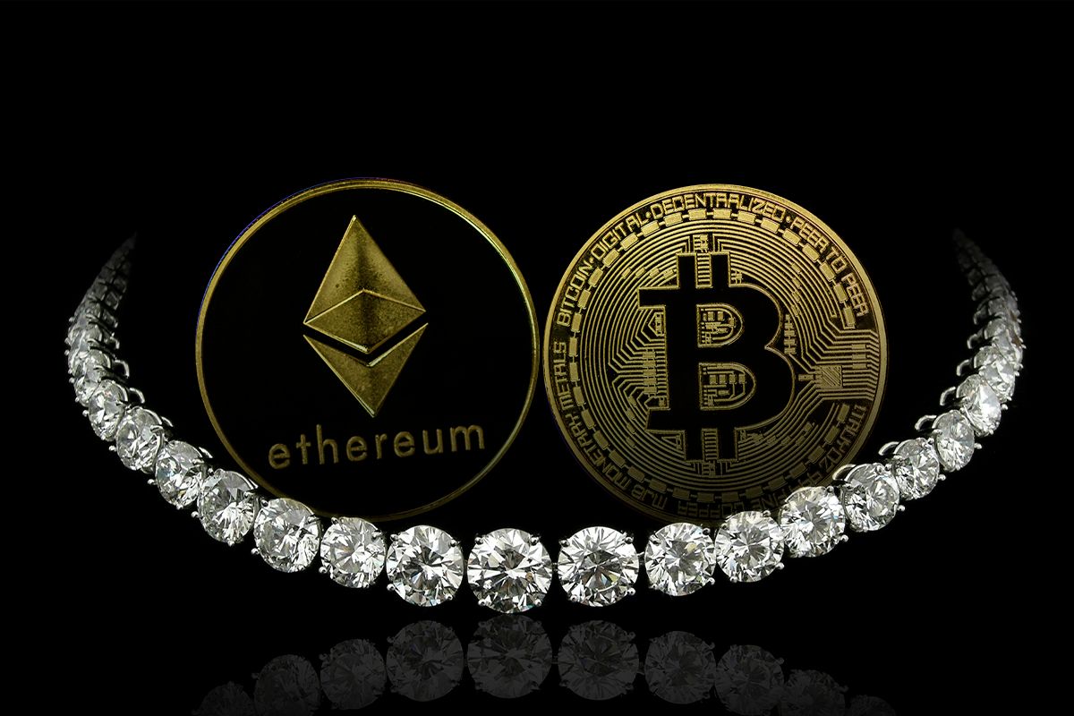 ساتبیز برای حراج یک گردنبند الماس بیت کوین و اتریوم می‌پذیرد