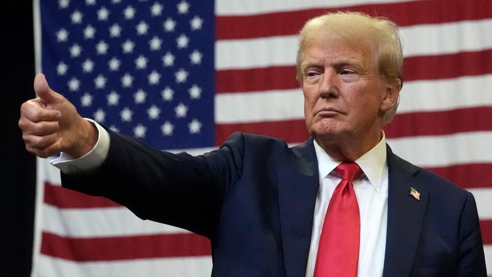 ترامپ سکه‌های یادبود نقره‌ای جدید خود را رونمایی کرد